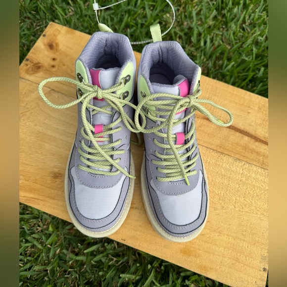 NWOB UGG®Highland High Top Heritage Hiking Boot. MSRP $120 - Picture 8 of 16